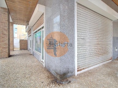 Espaço comercial à venda na Rua Jornal do Algarve