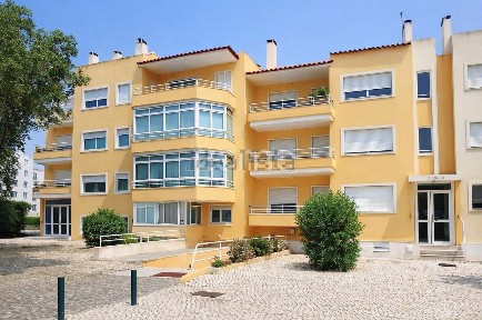 Arrendamento de apartamento T2 na Rua da Escola Secundária de Carcavelos, 134