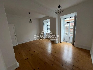 Arrendamento de apartamento T3 na Rua António Enes