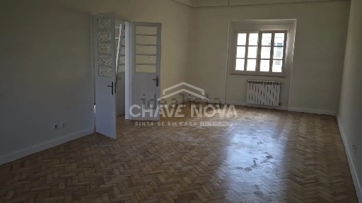 Arrendamento de apartamento T5 na Avenida Defensores de Chaves