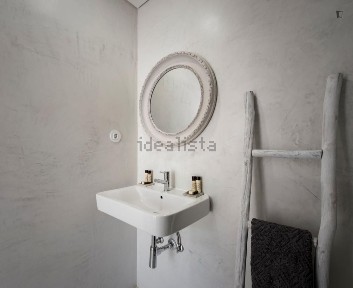 Arrendamento de apartamento T1 na Rua do Vale de Santo António