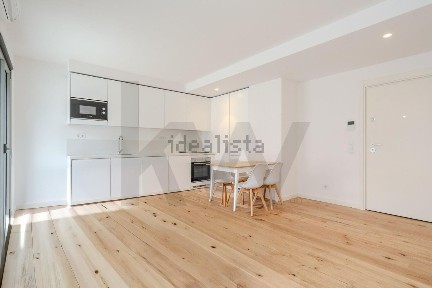 Arrendamento de apartamento T1 na Rua Sacadura Cabral s/n