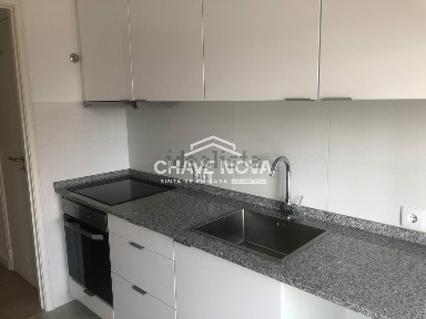 Arrendamento de apartamento T2 na Rua Martins Barata