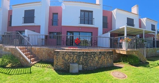 Moradia geminada à venda no Centro de Guia