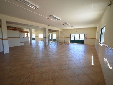 Espaço comercial à venda no Centro Oeste da Cidade de Loulé