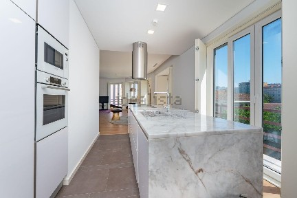 Apartamento T3 à venda na Rua Sampaio e Pina, 36
