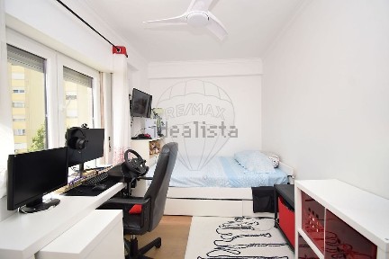 Apartamento T3 à venda na Praça António Nobre