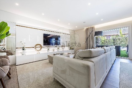 Apartamento T4 à venda na Rua Domingos Leite Pereira