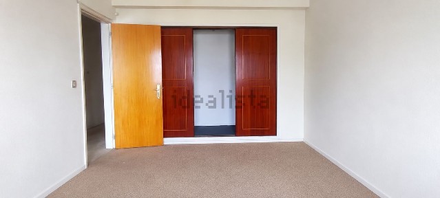 Apartamento T3 à venda na Avenida Dom António Correia de Sá