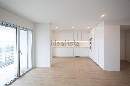 Apartamento T2 à venda na Rua Sarmento de Beires, 47