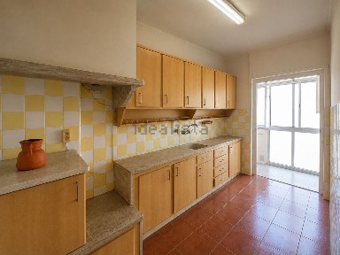Apartamento T3 à venda na Rua Paulo Reis Gil, 45