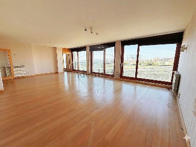 Apartamento T4 à venda na Rua Gaivotas em Terra