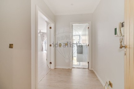 Apartamento T3 à venda na Rua Alves Redol