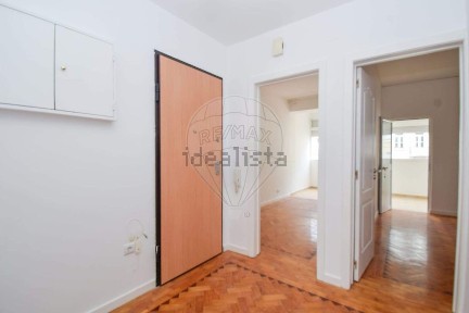 Apartamento T2 à venda na Avenida Almirante Reis