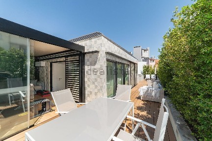 Apartamento T5 à venda na Avenida Luís Bívar