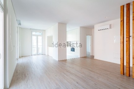 Apartamento T2 à venda na Rua Professor Sousa da Câmara