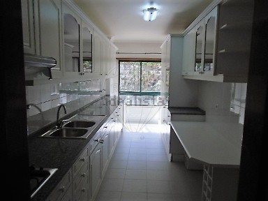 Apartamento T3 à venda na Avenida Doutor Fernando Ricardo Ribeiro Leitão