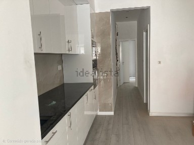 Apartamento T0 à venda na Rua Elias Garcia