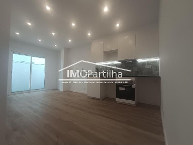 Apartamento T1 à venda na Rua Major Rosa Bastos