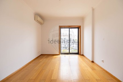 Apartamento T4 à venda na Rua António Maria Lisboa