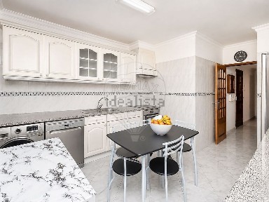 Apartamento T4 à venda na Rua Beatriz Costa