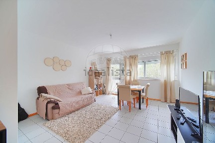 Apartamento T3 à venda na Rua Joaquim Paço d' Arcos