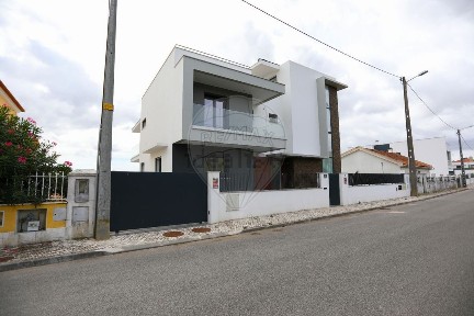 Moradia independente à venda em Santa Iria de Azoia - São João da Talha - Bobadela