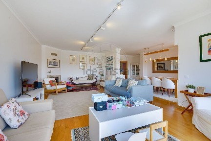Apartamento T4 à venda na Rua Padre Américo