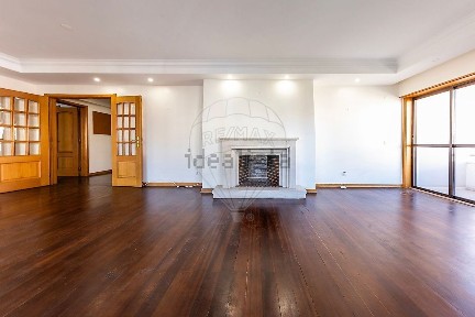 Apartamento T4 à venda na Estrada da Luz