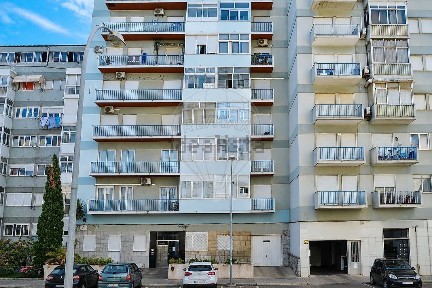 Apartamento T2 à venda na Praça Doutor Ernesto Roma