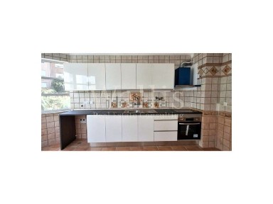 Apartamento T3 à venda na Rua Professor Rui Luís Gomes