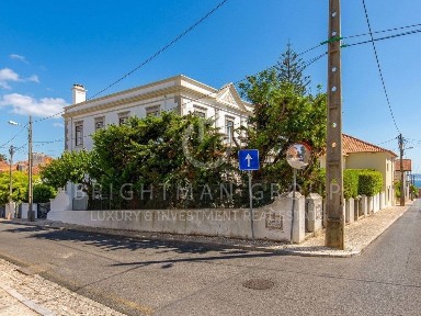 Apartamento T4 à venda na Rua Doutor António Martins a