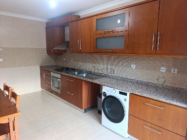 Arrendamento de apartamento T3 na Rua Centro de Artes