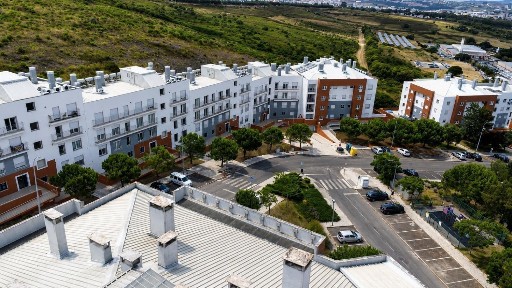 Apartamento T3 à venda na Rua Doutor António Luz, 12