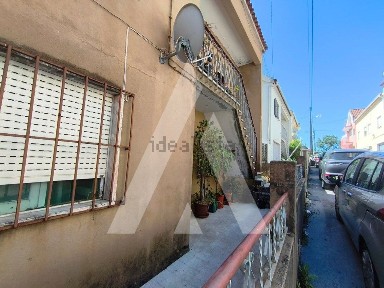 Moradia independente à venda na Azinhaga Fonte Velha