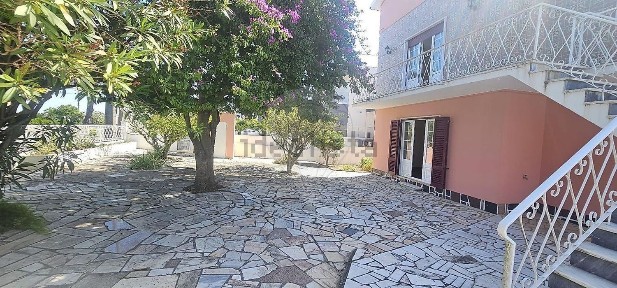 Moradia independente à venda no Caminho da Maneta
