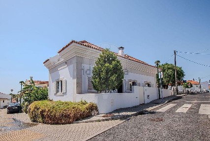 Moradia independente à venda na Leceia