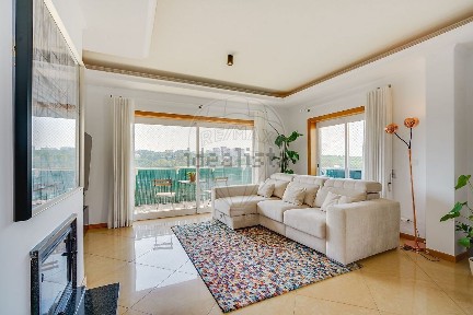 Apartamento T2 à venda na Estrada Portela