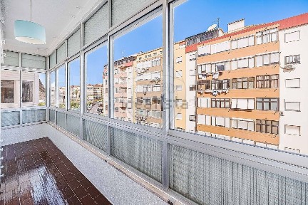 Apartamento T3 à venda na Rua Barbosa Du Bocage
