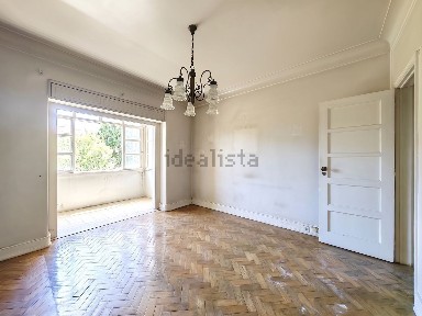 Apartamento T5 à venda na Avenida Almirante Gago Coutinho, 46