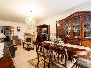 Apartamento T4 à venda na Rua Almirante Gago Coutinho