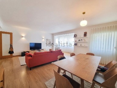 Apartamento T4 à venda na Rua Fernando Namora