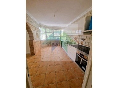 Apartamento T2 à venda na Rua Professor Rui Luís Gomes