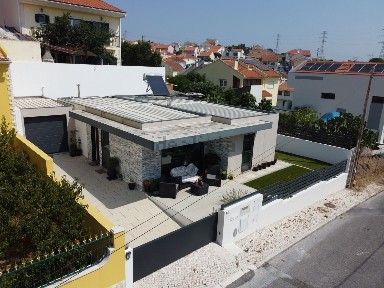 Moradia independente à venda em Pontinha e Famões