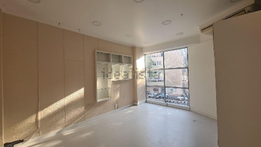 Espaço comercial à venda na Alameda das Linhas de Torres, 234 a