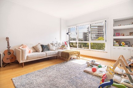 Apartamento T2 à venda na Avenida Jaime Cortesão, 23
