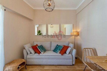 Apartamento T1 à venda na Praça David Leandro da Silva, 9 a