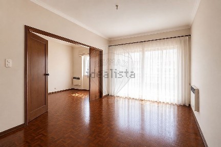 Apartamento T4 à venda na Rua Dom Dinis