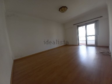 Apartamento T2 à venda na Avenida Dom António Correia de Sá