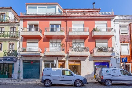 Espaço comercial à venda na Rua Saraiva de Carvalho
